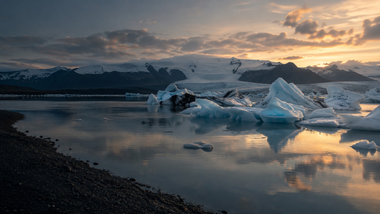 Icebergs in Jökulsárlón glacier lagoon at dawn